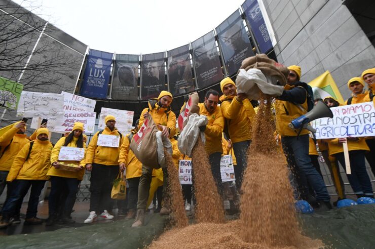 Importazioni di grano straniero in Italia: record di 65 miliardi di euro nel 2023. Coldiretti denuncia le mancanze nelle regole di sicurezza e rispetto dei lavoratori.